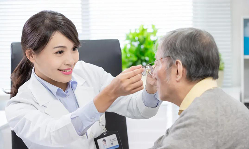 剛進入40歲，你能接受戴老花鏡嗎？