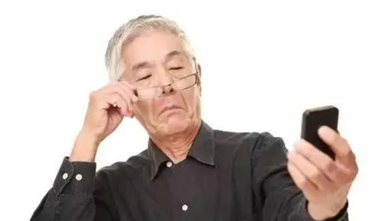 老花眼用手機(jī)發(fā)信息成了奢侈，六十歲的困惑看他怎么解決